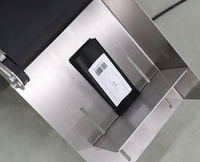 Machine d'étiquetage automatique à grande vitesse pour bouteilles en PET/verre, entraînée par un moteur électrique LOM, pour emballages en bois, application d'autocollants.