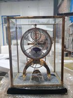 Horloge squelette à pendule avec cadran lunaire en porcelaine astro antique, grand cadran, dorée à l'or 24 carats, avec chaîne fusee et base standard