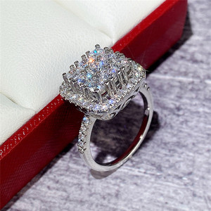 F1199 Anello di Lusso con Diamante Taglio Principessa, Gioiello da Fidanzamento per Donne, Elegante Design Quadrato con Halo, Fede Nuziale Raffinata in Oro Bianco 18K - Product Image 4
