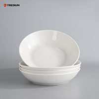 Ensemble de vaisselle en porcelaine blanche pure de 16 pièces, assiettes, bols, plats, luxe léger pour une maison simple.