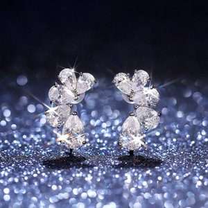 Orecchini a Perno con Cristalli a Forma di Goccia per Donne, Design a Petalo, Eleganti Accessori per Uso Quotidiano - Product Image 1