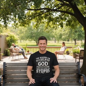 La razón por la que soy viejo y sabio es porque Dios me protegió - Camiseta - Product Image 3