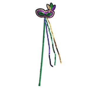 Nouvel ensemble de décorations de carnaval Mardi Gras : chapeau à sequins, collier de perles, canne et baguette magique pour les célébrations du carnaval - Product Image 3