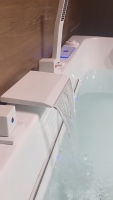 Baignoire autoportante moderne en acrylique blanc avec hydromassage, cascade et lumières LED, pour hôtels et villas, usage intérieur, bain à remous