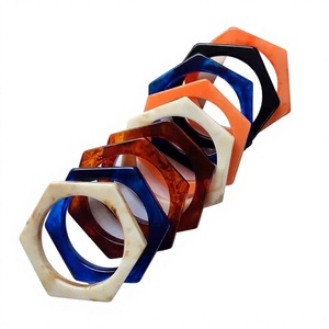 Ensemble de bracelets classiques uniques en résine acrylique hexagonale, multicolores, design tendance unisexe, bijoux de mariage pour femme - Product Image 1