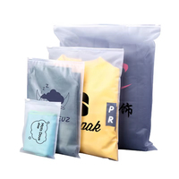 Sacs d'emballage personnalisés en plastique transparent mat givré refermables avec fermeture éclair et logo imprimé pour le rangement de vêtements (chemises, robes)
