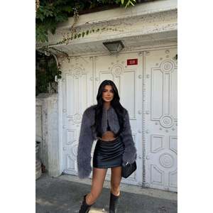 Manteau court anthracite en fausse fourrure avec soie et laine, motif teint et imprimé, décoration boutonnée, grande taille - Product Image 3