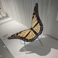La chaise luxueuse avec la forme de papillon dans le restaurant appartient à la série Premium Design. Il présente un style unique.