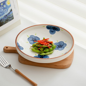 Plato de servir redondo de cerámica pintado a mano con diseño floral bajo esmalte para uso doméstico - Product Image 3