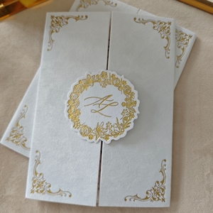 Invitations de mariage de luxe avec couverture en velours blanc, <span class=keywords><strong>double</strong></span> porte, motif floral et monogramme doré - Product Image 1