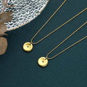 Collar con Colgante de Acero Inoxidable Personalizado al por Mayor, Chapado en Oro con Circonita, Estilo Moderno y a la Moda - Product Image 1