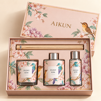Coffret Cadeau Parfum Maison Aikun en Verre Floral Enroulé de Ruban, Trois Pièces, avec Bougie Parfumée, Diffuseur à Bâtonnets et Spray d'Ambiance OEM ODM