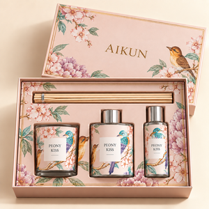 Coffret Cadeau Parfum Maison Aikun en Verre Floral Enroulé de Ruban, Trois Pièces, avec Bougie Parfumée, Diffuseur à Bâtonnets et Spray d'Ambiance OEM ODM - Product Image 3