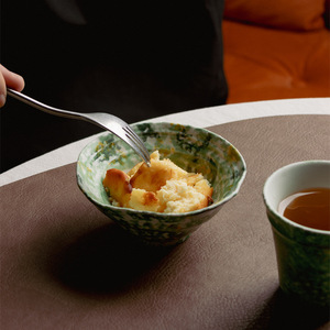 Set di Tazze da Caffè in Ceramica Verde Marmorizzata con Piattino dal Bordo Ondulato per Cerimonia del Tè Minimalista e Uso in Caffetterie Moderne - Product Image 3