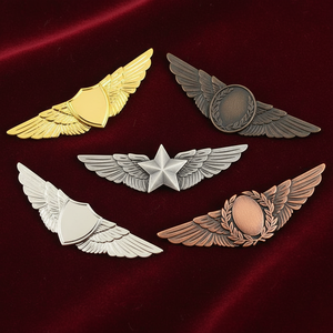 Broche de Piloto de Aviación con <span class=keywords><strong>Emblema</strong></span> Personalizado para Uniforme de Vuelo, Liberación Rápida, Alas Metálicas, Solapa de Seguridad - Product Image 2