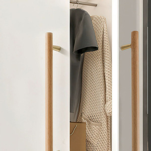 Poignées de meuble en bois en forme de T, en hêtre avec fixation en laiton, design minimaliste pour portes d'armoires - Product Image 3