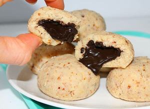 Máquina automática de incrustación de galletas rellenas, máquina para hacer galletas con chispas de Chocolate, máquina de llenado y formación de galletas a la venta - Product Image 3