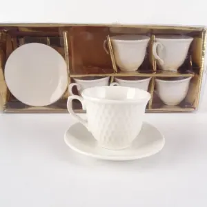 Оптовая продажа, керамическая уникальная чашка и блюдце, тонкая китайская чайная чашка и блюдце, фарфоровые кофейные чашки, набор белого цвета