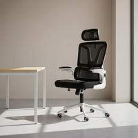 Chaise de bureau ergonomique en maille noire et blanche avec dossier fendu, soutien lombaire indépendant, assise en mousse haute densité, hauteur réglable et dossier respirant rabattable