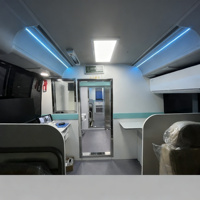 Véhicule de salle d'opération Howo 6x6 Diesel à transmission manuelle avec unité chirurgicale mobile et personnalisation