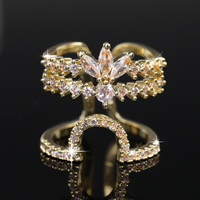 Bijoux de luxe pour femmes avec une bague en zircon à double couche de style couronne, idéale pour un cadeau de mariage dans un lieu haut de gamme