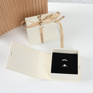 กล่องของขวัญรูปทรงหนังสือรักษ์โลกสำหรับน้ำหอม พร้อมริบบิ้นสวยงามสำหรับใส่เครื่องประดับ - Product Image 5