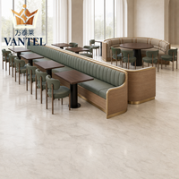Ensemble de mobilier moderne pour hôtels et restaurants, sièges en banquette sur mesure, tables et chaises pour projets hôteliers et de restauration