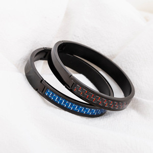 Pulsera de Fibra de Carbono y Acero de Titanio con Patrón Geométrico, Joyería de Moda Unisex, Diseño Envolvente con Incrustaciones en Negro, Azul y Rojo - Product Image 3