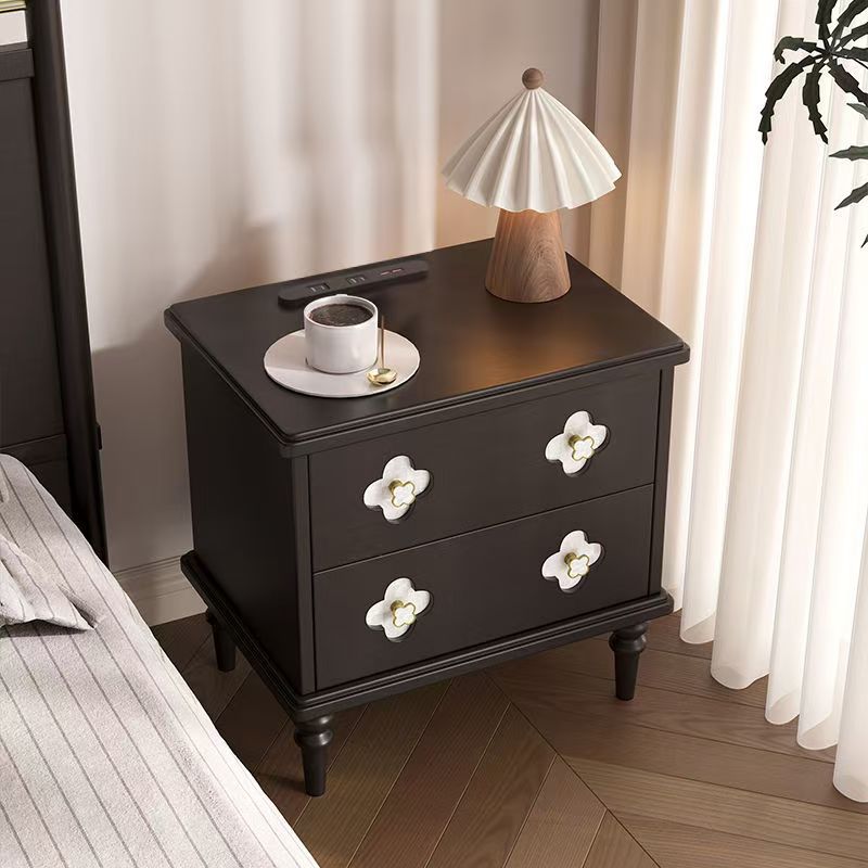 Regleta de enchufes para mesita de noche de madera maciza.