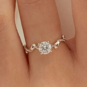 Anello di Fidanzamento H362 per Donna in Oro Bianco con Diamante Taglio Brillante Rotondo Colore G Naturale e Diamanti Laterali - Product Image 6