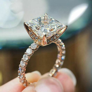 Anillo de Diamantes en Oro Rosa F1387, Corte Princesa, Diamante Natural, Anillo de Compromiso, Estilo Clásico para Mujer - Product Image 1