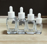 En stock : Flacon carré brun avec fond en maille, flacon compte-gouttes de 30 ml, flacon d'huile essentielle transparent, flacon de sérum de 10 ml.