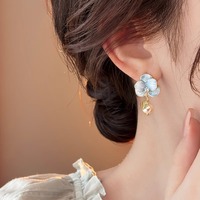 Pendentif Fleur en Perle Émail Bleu – Délicat et Unique, Ornements d'Oreille Personnalisés.