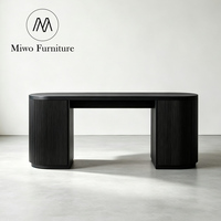 Bureau d'étude et de travail contemporain au design moderne et épuré, table ovale en bois brun avec rangement pour ordinateur et jeux