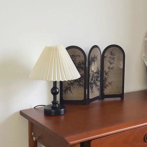 Lámpara de Mesa Retro de Estilo Nórdico, Lámpara de Noche Creativa para Mesa de Noche con Pliegues Decorativos Femeninos para Dormitorios y Oficinas - Product Image 2