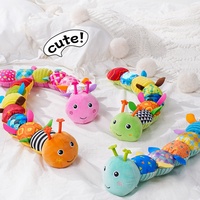 Poupée peluche musicale en forme de chenille pour bébé, jouet sensoriel de croissance, jouet apaisant pour le temps sur le ventre, avec son et texture froissée, avec échelle de mesure de hauteur intégrée