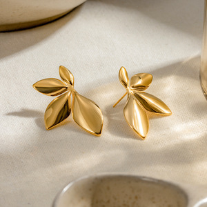 <span class=keywords><strong>Pendientes</strong></span> antialérgicos de hoja de oro giratorio Vintage Ins para mujer, <span class=keywords><strong>pendientes</strong></span> de hoja de acero inoxidable chapados en oro de 18 quilates para banquete - Product Image 2