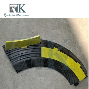 Wholesale Cable Ramp 1 2 3 4 <b>5</b> Channels Cable Protector Ramp Rubber Cable Ramp with Yellow Lip for Outdoor Indoor - Product Image 2