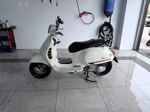 Motocicleta de <span class=keywords><strong>Segunda</strong></span> <span class=keywords><strong>Mano</strong></span>, Motocicleta Usada de la Marca <span class=keywords><strong>Vespa</strong></span>, Modelo 300GTS, Scooter de Color Blanco, con 4200 km, Año 2020 - Product Image 4