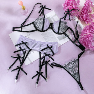 <span class=keywords><strong>Ensemble</strong></span> trois pièces de lingerie sexy pour femme en maille transparente lavande avec broderie florale, soutien-gorge à armatures, <span class=keywords><strong>porte</strong></span>-jarretelles <span class=keywords><strong>et</strong></span> string avec nœuds - Product Image 6