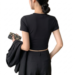 Camiseta Corta Personalizada OEM para Mujer, Cuello en V, Tejido de Punto Acanalado, Color Negro Sólido, Corte Ajustado, Top Sexy para Mujer - Product Image 2