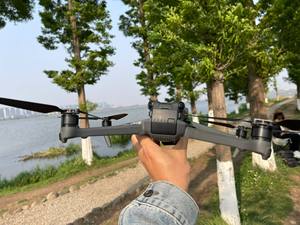 Dron UAV Mavic 3 Pro RC 95% Nuevo, Cámara Triple de 5.1k y 50 Fps, 43 Minutos de Tiempo de Vuelo, Transmisión de 12, Control Remoto de Plástico - Product Image 3