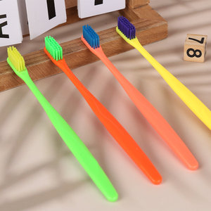 Cepillo de dientes de viaje colorido con mango de plástico y fácil de <span class=keywords><strong>llevar</strong></span> - Product Image 2