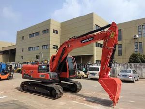 Excavadora DOOSAN DX140 Usada en Venta, Modelo DX140LC con Enganche Rápido, Martillo Hidráulico y Bajo Consumo de Combustible - Product Image 5