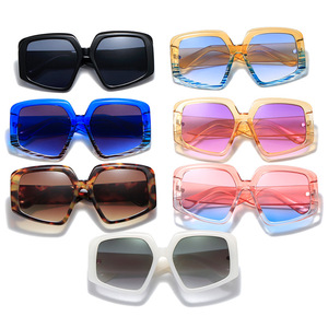 Lunettes de soleil unisexes vintage UV400 personnalisées avec logo, monture PC colorée, verres acryliques, pour hommes et femmes, par un créateur de mode populaire - Product Image 2