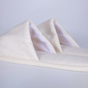 Kişiselleştirilmiş Modern Lüks Çevre Dostu Kapalı Burunlu Yumuşak Nefes Alabilen Otel Terlikleri Biyobozunur Mantar Tabanlı Tek Kullanımlık Malzemeler - Product Image 5