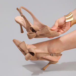 Chaussures de mariage pour femme à talon bas et bride fine, escarpins classiques d'été à bout ouvert en cuir verni - Product Image 2