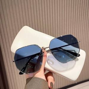 Gafas de Sol Metálicas Cuadradas de Alta Gama Personalizadas para Mujer con <span class=keywords><strong>Lentes</strong></span> Resistentes a los Rayos UV400, Valor Estético de Moda - Product Image 1