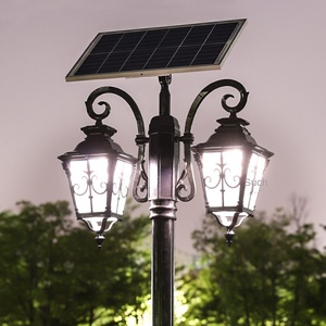 Lampadaire de jardin extérieur en fer avec abat-jour en verre LED 2700K IP66 Ampoule A19 non amovible AC 220V Alimenté par énergie solaire avec détecteur de mouvement et variateur d'intensité - Product Image 2