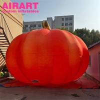 Décoration de jardin d'Halloween avec un ballon géant gonflable en forme de citrouille